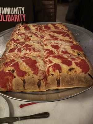 VGF grandma pie with shallots  at Ollie's Pizza in High Falls