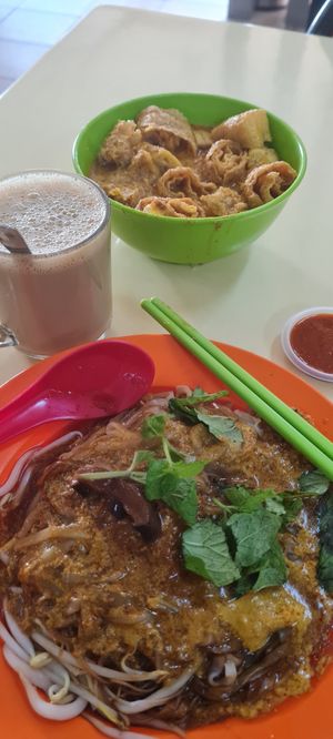 Vegan Dry Curry Noodles with coffee at Old Street Curry Mee House in Ipoh