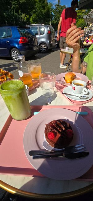 iced Matcha Latte 💚 v MiniTörtchen at Pâtisserie Ludwig - Am Stadtgarten in Karlsruhe