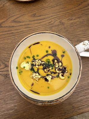 Kürbissuppe mit Kürbiskernöl und Popcorn   at Karnbachs Restaurant in Kaufbeuren