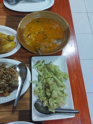 Yellow bean curry and fried cauliflower at Cherry Burmese in Chiang Mai