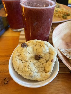 V chocolate chip cookie (still warm 🥰)  at La Oveja Arisca in Manizales