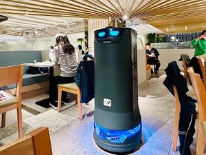 Robot at work  at Fruitful Food 果然匯 in Taipei