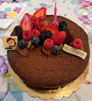 Torta al cioccolato farcita con crema al gianduia e frutti rossi 100% vegan 🌱 (su ordinazione) at Dolci Pensieri in Florence