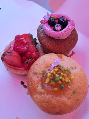 Muffin all'albicocca, muffin al mirtillo e crostatina ai frutti rossi at Dolci Pensieri in Florence