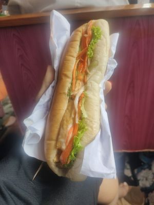 Bocadillo con tofu frito, aguacate, lechuga, zanahoria y más verduritas at Alisa in Pakbeng