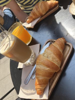 Vegan croissants 🥐🌱  at Doux-Amer Café in Valencia