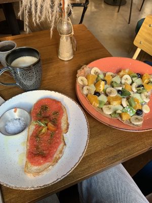 Tostada de tomate & Galette Healthy Fruity  at Doux-Amer Café in Valencia