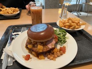 Jackfruitburger mit Pommes und Smoothie  at Stadtküche in Hamburg