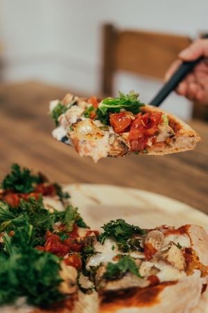 Pizza Arrebato: Muzzalmendra, champiñones, Kale, semillas, tomate confitado at Arrebato Cafe in Buenos Aires