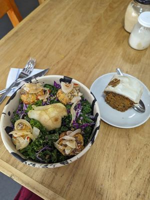 Ensalada de otoño y budín de zanahoria y nuez at Arrebato Cafe in Buenos Aires