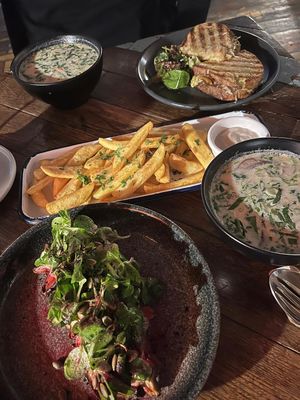 Gegrillte Aubergine, Pommes, Kebabbrot und Kokossuppe at F-hoone in Tallinn