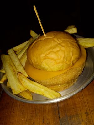 Cheeseburger de NO Pollo

Pan de papa, Medallón símil pollo, 2 fetas de cheddar.
 Excelente. at Un Amor De Vegano in Buenos Aires