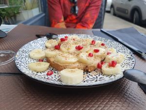 Banane auf Toast mit Erdnussbutter. at NUABOL in Saumur
