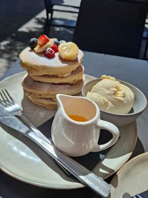 Pancakes mit frischen Früchten, Vanilleeis und Agave 😋 at Bakery Giusy in Gran Canaria