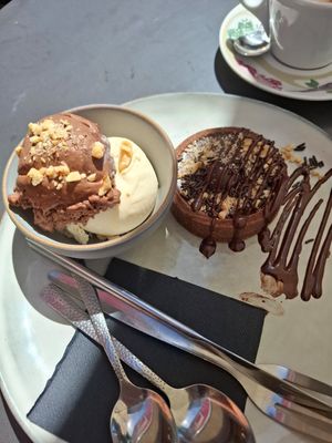 Mein Liebling - Tartellete Rocher mit Rocher Eis und Vanilleeis 🥹 at Bakery Giusy in Gran Canaria