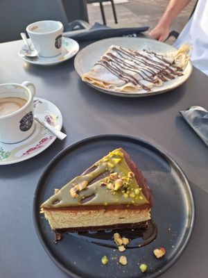 Crepe mit Nuss-Nougat Creme und Dubai Cheesecake at Bakery Giusy in Gran Canaria