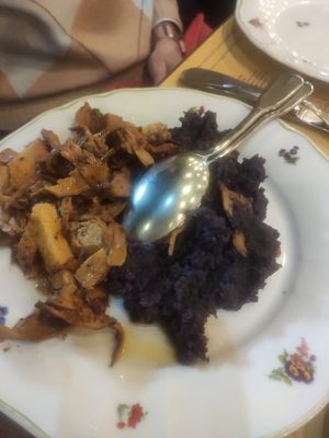 Purea di patate viola con stinco at La Sidreria in Milan