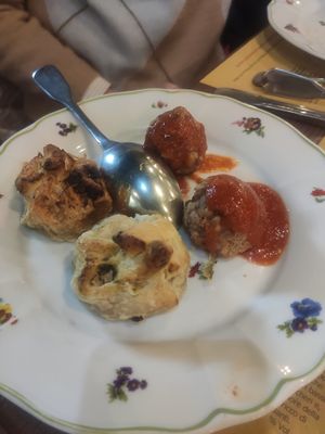 Polpettine al pomodoro con saccottino (con crauti, mi sembra) at La Sidreria in Milan