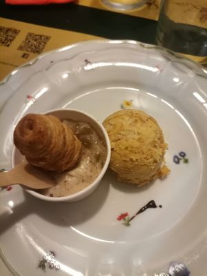 Cannolo svedese e biscotto morbido con calvados at La Sidreria in Milan
