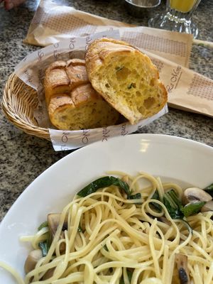 Pan al ajo  at La Mora in Lima