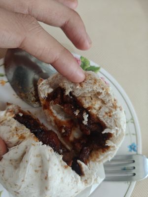 Oat bun with glazed mushrooms at Sutunthip Vegetarian Food in Bangkok