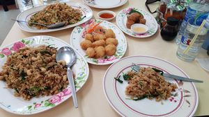 Great food at Sutunthip Vegetarian Food in Bangkok