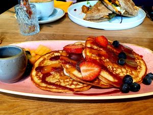 Pancakes with fruit (vegan) at Mr. Bens Cafe in Dusseldorf