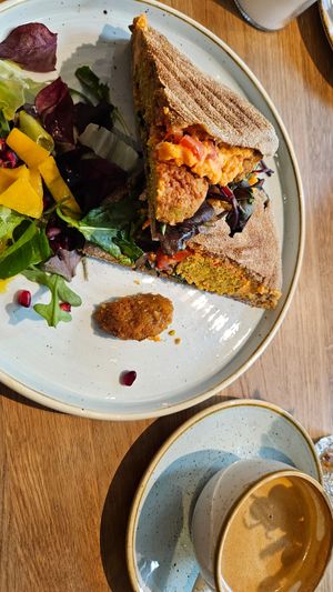 Pfannenbrot mit Falafel und Hummus at Mr. Bens Cafe in Dusseldorf