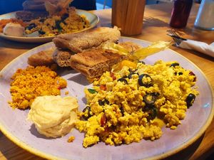 Scrambled tofu with dried tomatoes, olives, spinach and bread at Mr. Bens Cafe in Dusseldorf