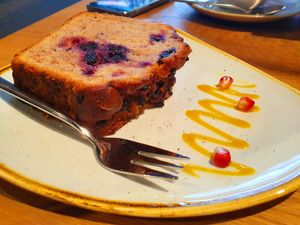 Banana bread with berries at Mr. Bens Cafe in Dusseldorf