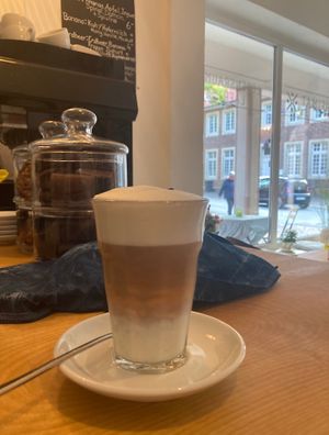 Latte Macchiato mit Hafermilch - alle Kaffees sind immer auch mit Pflanzenmilch und auch ohne Koffeein möglich! at Heimat 3.0 in Laer