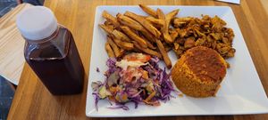 Kebab plate with hibiscus juice. 🙏😋 at Salade Tomate Oignon - STO Paname in Paris
