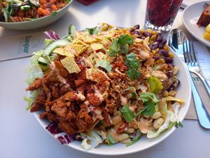 Pulled Taco Bowl mit Erdnusssoße at Kaspar Schmauser in Furth