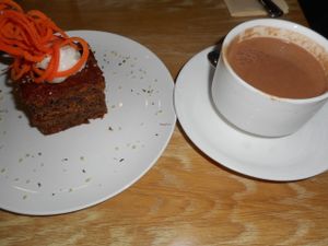 vegan carrot cake and drinking chocolate at REfresh in Moscow