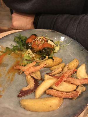 Hojas de parra envolviendo el arroz, con salsa de tomate y verduras en témpura  at Kalamitsi in Alicante
