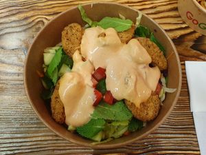 Crispy tofu salad at Vecig in Cologne