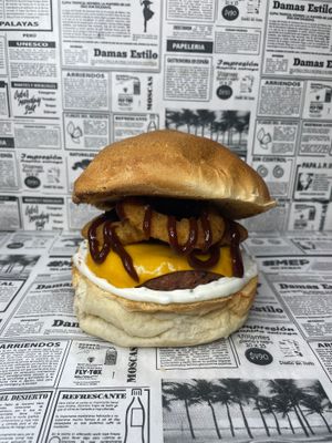 Primaveral: Not burger, con base de veganesa de ciboulette, queso cheddar, aros de cebolla y salsa bbq.  at Vegan Clan in San Vicente De Tagua Tagua