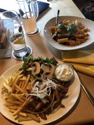 Gyros Teller und Rigatoni Marinara  at Hirschbachstueberl in Lenggries