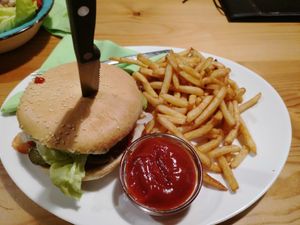 American Cheese Bürger mit Pommes at Hirschbachstueberl in Lenggries
