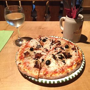 Thuna-Pizza, vegan at Hirschbachstueberl in Lenggries