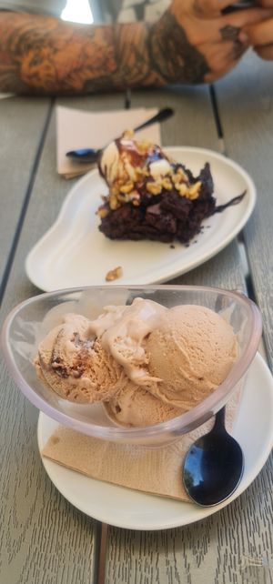 Chocolate Brownie and Kinder ice cream at Rúkula Vegan Food in Malaga