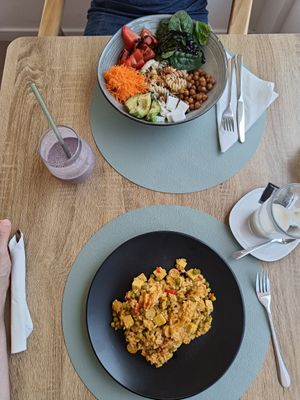 Bowl and the dish of the day (Paella) at Oásis da Lagoa in Vila Nova De Santo Andre