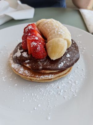 Pancakes with chocolate spread and fruit at Oásis da Lagoa in Vila Nova De Santo Andre