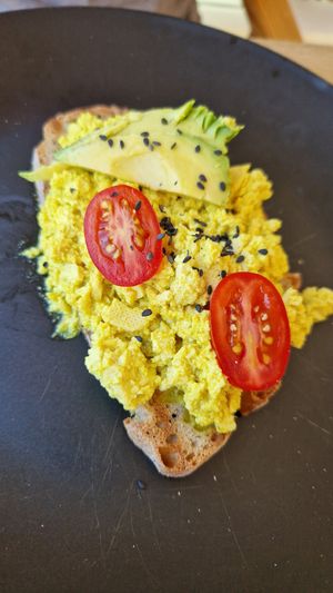 Toasted bread with scrambled tofu at Oásis da Lagoa in Vila Nova De Santo Andre