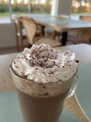 Chocolate quente com chantilly   at Oásis da Lagoa in Vila Nova De Santo Andre