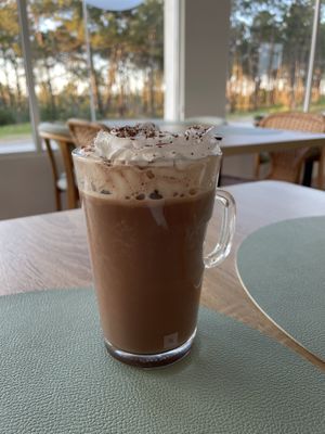 Chocolate quente com chantilly   at Oásis da Lagoa in Vila Nova De Santo Andre
