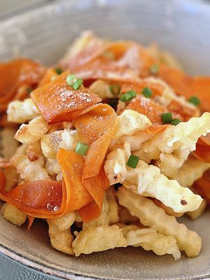 Dirty fries with carrot bacon at Oásis da Lagoa in Vila Nova De Santo Andre