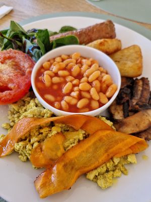 English breakfast at Oásis da Lagoa in Vila Nova De Santo Andre