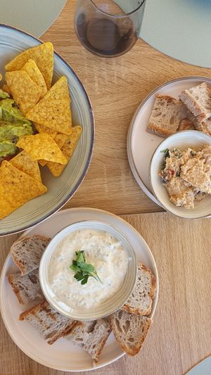 Patê do mar, patê de alheira e nachos com guacamole at Oásis da Lagoa in Vila Nova De Santo Andre